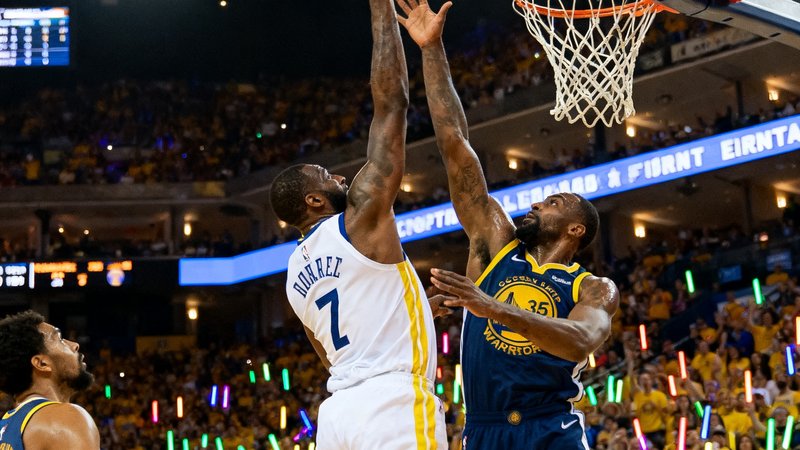 NBA总决赛第六场比赛精彩瞬间，球员在篮下激烈对抗，球馆内观众情绪高涨